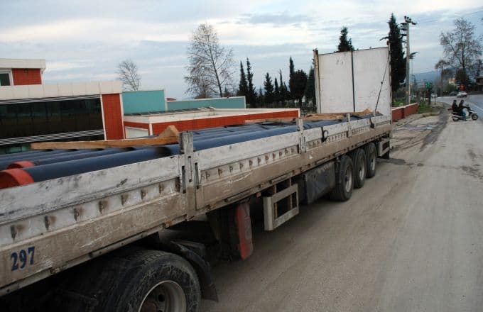 TIR'ın halatları koptu tonlarca boru yola dağıldı