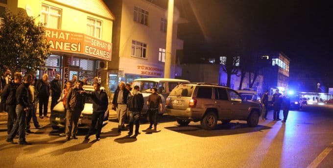 Akyazı'da ciple otomobil çarpıştı