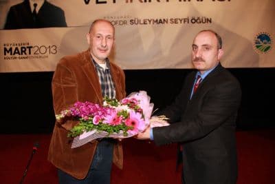 <div><font face="arial, helvetica, sans-serif" size="2">Top&ccedil;u&rsquo;nun her anını sorguladığını belirten &Ouml;ğ&uuml;n, &ldquo;Nurettin Top&ccedil;u&rsquo;nun orijinal olduğu nokta, basitlemelere kapılmamasıdır. Elbette maneviyat cephesi &ccedil;ok kuvvetli bir insandı. Potansiyel olarak duygu d&uuml;nyası doruklardaydı. Her zaman şu soruyu sordu; &ldquo;İyi de bunların hayattaki karşılığı nerede?&rdquo; İşte bu diğerlerinin sormadığı bir sorudur. Onun istediği &ouml;nce hayatı konuşmaktır, y&ouml;nelişleri ve tercihleri konuşmaktır. Daha titiz davrandığı i&ccedil;in bu noktaya gelmiştir. Nurettin Top&ccedil;u&rsquo;nun &ouml;zel taraflarında bir tanesi de felsefeyi derin sebepler &uuml;zerine d&uuml;ş&uuml;nmek i&ccedil;in kullanmasıdır. İnsan hayatının iki cephesi olduğunu g&ouml;r&uuml;yor. İlki; duruşlarımızla, değerlerimizle ve inan&ccedil;larımızla alakalı bir cephe, diğeri ise &ccedil;ok maddi&rdquo; ifadelerini kullandı.</font></div>