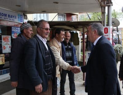 <div><font face="arial, helvetica, sans-serif" size="2">Su yatırımlarının &ouml;nemine dikkat &ccedil;eken Başkan To&ccedil;oğlu, &ldquo;Sakarya B&uuml;y&uuml;kşehir Belediyesi olarak hizmet yolumuzda ilk &ouml;nceliğimiz her zaman milletimizin &ouml;nceliği olan &lsquo;su&rsquo; dur. Ak&ccedil;ay Baraj projesi hari&ccedil;, toplam 88 milyon TL su yatırımı yaptık. Birlik olursa t&uuml;m yatırımlar olur. B&uuml;y&uuml;kşehir Yasası tamamen hesaplanmış bir yasadır. Yeni yasa ile hizmet kalitesi daha da artacak. Hizmetler tek elden y&uuml;r&uuml;t&uuml;lerek kaynak israfının &ouml;n&uuml;ne ge&ccedil;ilecek&rdquo; diye konuştu.</font></div><div><font face="arial, helvetica, sans-serif" size="2"><br /></font></div><div><font face="arial, helvetica, sans-serif" size="2">Başkan To&ccedil;oğlu, &ldquo;Biz hizmet i&ccedil;in varız. Bu şehrin şanssızlığı bilgi sahibi olmadan yapılan eleştirilerdir. Yeni yasa ile soğuk asfalt meselesini de Sakarya&rsquo;mızda kapatıyoruz. Biz milletimizin parasının emanet&ccedil;isiyiz, patronu değil. Biz hesap g&uuml;n&uuml;ne inanan insanlarız. Hemşerilerimizin başını hamdolsun eğmedik. Bundan sonra da eğmeyiz. Bizim işimiz &ccedil;are bulmak, hizmette yarışmaktır&rdquo; ifadelerini kullandı.</font></div><div><font face="arial, helvetica, sans-serif" size="2"><br /></font></div><div><font face="arial, helvetica, sans-serif" size="2">AK Parti İl Başkanı Recep Uncuoğlu ise muhalefeti eleştirdi. Millete hizmet sevdası ile &ccedil;alıştıklarının altını &ccedil;izen Uncuoğlu, &ldquo;Bizim partimiz siyasi hayatta yer almak i&ccedil;in değil milletimize hizmet sevdasıyla onların vicdanlarıyla kurulan bir partidir. Rehavete kapılmadan, gece g&uuml;nd&uuml;z &ccedil;alışarak her alanda &ouml;nemli hizmetler peşinde koşan kadrolara sahibiz&rdquo; dedi.</font></div>
