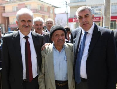 <div><font face="arial, helvetica, sans-serif" size="2">İl Başkanı Uncuoğlu, &ldquo;Siyaset yapmak i&ccedil;in doğruya doğru demeyenler, şehrimizde ve &uuml;lkemizde başarısızlık ve kaos bekleyenler var. Meseleler ikiye katlansın ve biz de bundan faydalanalım diyerek hesap etmeye &ccedil;alışanlar var. Yalanla ve iftiralarla kışkırtmaya &ccedil;alıştığınız &ccedil;ok değerli milletimiz sizin ne hesabında olduğunuzu &ccedil;ok iyi biliyor. Samimi se&ccedil;menleriniz bile sizin niyetinizi anlıyor. Biz 7 g&uuml;n 24 saat milletimizle beraberiz. Biz milletin partisiyiz dedik. Biz sizler gibi se&ccedil;imden se&ccedil;ime gezmiyoruz. S&uuml;rekli vatandaşımızla y&uuml;z y&uuml;zeyiz.&rdquo; diyen İl Başkanı Uncuoğlu, MHP İl Başkanı&rsquo;nın a&ccedil;ıklamalarına atıf yaparak, &ldquo;Kalkmış Yeni B&uuml;y&uuml;kşehir Yasası&rsquo;nı ve &ccedil;&ouml;z&uuml;m s&uuml;recini eleştiriyor. L&uuml;tfen &ouml;nce kendi teşkilatınızın durumuna bakın. Daha başarılı ve &ccedil;ok daha g&uuml;&ccedil;l&uuml; bir T&uuml;rkiye i&ccedil;in ger&ccedil;ekleştirilen &ccedil;alışmalara siz &lsquo;hayır&rsquo; derken sizleri anlayamayan, sizlerin kaostan beslenen politikalarınızdan memnun olmayan, kırılan &uuml;lk&uuml;c&uuml; kardeşlerinizin &ouml;nce g&ouml;nl&uuml;n&uuml; almaya bakın. Onların g&ouml;nl&uuml;n&uuml; nasıl alacaksınız? Biz asla partisini hiziple, kavgayla &ccedil;iğneyen bir anlayışa sahip olmadık. Biz sen ben kavgasıyla uğraşmıyoruz. Biz T&uuml;rkiye&rsquo;mizin ufukları daha da aydınlansın diyen ve muhalefetin bu kirli oyunlarını g&ouml;ren milletimizle el ele, onların sesiyle, vicdanlarımızla, hep birlikte, hizmette yarışıyoruz&rdquo; ifadelerini kullandı.</font></div><div><font face="arial, helvetica, sans-serif" size="2"><br /></font></div><div><font face="arial, helvetica, sans-serif" size="2">Sakarya B&uuml;y&uuml;kşehir Belediye Başkanı Zeki To&ccedil;oğlu ve AK Parti İl Başkanı Recep Uncuoğlu Danışma Meclisi&rsquo;nin ardından Kaynarca il&ccedil;e merkezinde esnafları tek tek dolaştı, vatandaşlarla sohbet etti.</font></div>