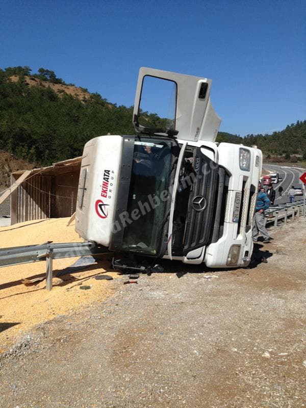 Taraklı'da TIR devrildi!