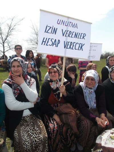 <div><font face="arial, helvetica, sans-serif" size="2">Kurulda CHP heyetinden ilk s&ouml;z&uuml; konuk Kocaeli Milletvekili Haydar Akar aldı. Haydar Akar, Kocaeli&rsquo;ndeki sanayileşmeyi aktararak Sakarya&rsquo;ya uygulanmaya &ccedil;alışılan sanayi durumuna dikkat &ccedil;ekti ve şunları s&ouml;yledi: &ldquo;Kocaeli deyince ne gelir akla, sanayinin başkenti gelir. T&uuml;rkiye sanayisinin b&uuml;y&uuml;k bir kısmı Kocaeli&rsquo;ndedir. Kocaeli, T&uuml;rkiye&rsquo;nin İstanbul&rsquo;dan sonra ikinci en y&uuml;ksek vergiyi veren ili. Peki, sanayi lazım mı, lazım. Sanayi lazımsa ne lazım bize, enerji lazım. Şimdi bakıyorum, Kocaeli&rsquo;de 1960 yıllarında başlayan sanayileşme hareketi hala devam etmekte, bitmek bilmiyor. Kocaeli&rsquo;deki sanayileşme bug&uuml;n Sakarya&rsquo;da iddia edildiği gibi sanayi olmazsa işsizlik olur, geliriniz artmaz, &ccedil;ocuklarımızın geleceği g&uuml;vence altına alınmaz yutturmacasıyla eş değer mi bir bakmak lazım. Sanayi gelirken mutlaka olmalı fakat ona g&ouml;re d&uuml;zenlemeler yapılmalı. Kocaeli&rsquo;de bunlar yapılmadı. Ben bir taraftan da Sakarya&rsquo;yı g&ouml;zl&uuml;yorum. Sakarya&rsquo;da bunlar yapılıyor mu, Kocaeli&rsquo;den &ouml;rnek alınıyor mu, hayır Kocaeli&rsquo;den &ouml;rnek alınmıyor. Ben yine ge&ccedil;en g&uuml;nlerde buraya geldim bir &ccedil;imento fabrikasının Darı&ccedil;ayırı&rsquo;ndaki eyleme katıldım. Orada da arkadaşlarımıza anlattım. Orada da insanlar kandırılmış. Demişler ki k&ouml;y halkına, k&ouml;y&uuml;n gen&ccedil;lerine iş vereceğiz, k&ouml;y&uuml;n esnafından alışveriş yapacağız, bu k&ouml;y zengin olacak. Bunların hepsi yutturmaca, palavra. Sanayiyle birlikte sorunlar o kadar da b&uuml;y&uuml;yor&rdquo; dedi.</font></div><div><font face="arial, helvetica, sans-serif" size="2"><br /></font></div><div><font face="arial, helvetica, sans-serif" size="2">Sakarya Milletvekili Engin &Ouml;zko&ccedil; ise siyasetin her alanda olduğunu ve birlik beraberlik i&ccedil;erisinde konunun &ccedil;&ouml;z&uuml;me ulaşabileceğine vurgu yaparak doğalgaz &ccedil;evrim santraliyle doğanın ve insanların katledileceğini s&ouml;yledi.</font></div><div>&nbsp;</div><div><font face="arial, helvetica, sans-serif" size="2">MHP Sakarya Milletvekili M&uuml;nir Kutluata da doğalgaz &ccedil;evrim santralinin meraya kurulmasının b&uuml;y&uuml;k bir tahribata yol a&ccedil;acağını belirterek bu yanlıştan biran &ouml;nce d&ouml;n&uuml;lmesi gerektiğini s&ouml;yledi.</font></div><div><font face="arial, helvetica, sans-serif" size="2">Yapılan konuşmaların ardından toplantı olaysız bir şekilde sona erdi.</font></div>