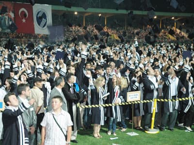 <font face="verdana,geneva" size="2">2007-2008 yılında SA&Uuml;'de birinciliği İlahiyat Fak&uuml;ltesi mezunu Revza Cihan kazanırken, ikinci Fen Edebiyat Fak&uuml;ltesi mezunu Tezcan G&uuml;ney, &uuml;&ccedil;&uuml;nc&uuml; de Eğitim Fak&uuml;ltesi'nden Leyla Kumtepe oldu. &Ouml;nlisans programları birincisi Adapazarı Meslek Y&uuml;ksek Okulu mezunu Abdullah Ayg&uuml;n oldu. Sakarya M&uuml;ft&uuml;s&uuml; Sinan Cihan'ın kızı Revza Cihan mutluluğunu babasıyla paylaştı.<br /><br />Sanat&ccedil;ı Mirkelam'ın verdiği konserin ardından sahayı dolduran binlerce &ouml;ğrenci, hep birlikte keplerini havaya fırlatarak, mezuniyetlerini kutladı.</font>