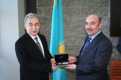 <div><font face="arial, helvetica, sans-serif" size="2">Sakarya Valisi Mustafa B&uuml;y&uuml;k ise yaptığı konuşmada yurt dışındaki T&uuml;rk okullarının eğitim kalitesini bildiklerini ve iftihar ettiklerinin dile getirdi. B&uuml;y&uuml;k, &ldquo;Bu &uuml;niversite de T&uuml;rkiye&rsquo;nin bu &uuml;lkelere uzanan bir hizmeti. T&uuml;rk okullarının eğitim faaliyetlerinin kalitesini zaten biliyoruz. Bunu burada bir kez daha g&ouml;rm&uuml;ş olduk.&rdquo; diye konuştu.&nbsp;</font></div><div><font face="arial, helvetica, sans-serif" size="2"><br /></font></div><div><font face="arial, helvetica, sans-serif" size="2">İşadamları da &uuml;niversiteye hayran kaldıklarını belirtti. SD&Uuml; Rekt&ouml;r&uuml; Prof. Dr. Mesut Akg&uuml;l Vali B&uuml;y&uuml;k&rsquo;e ziyaretin anısına bir hediye taktim etti. Heyet ayrıca, Orta Asya Medeniyet Vakfı tarafından kurulan Yabancı Diller ve Mesleki Kariyer &Uuml;niversitesi'ni de ziyaret etti.</font></div>