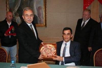 <div><font face="arial, helvetica, sans-serif" size="3"><strong>&quot;Kazakistan T&uuml;rk Yatırımcıları İ&ccedil;in En Cazip &Uuml;lke&quot;</strong></font></div><div><font face="arial, helvetica, sans-serif" size="2"><br /></font></div><div><font face="arial, helvetica, sans-serif" size="2">Kazakistan T&uuml;rk İşadamları Derneği (KATİAD) Almatı İntercontinental Otel&rsquo;de heyet onuruna yemek verdi. Yemeğe, T&uuml;rkiye Cumhuriyeti Almatı Başkonsolosu Sadin Ayyıldız, Almatı Ticaret Ataşesi Derviş Ender &Ouml;zt&uuml;rk, KATİAD Başkanı Zeki Bilge, Kazakistan&rsquo;da iş yapan T&uuml;rk işadamları katıldı. Bilge, yaptığı konuşmada Orta Asya&rsquo;da T&uuml;rkiye ile siyasi ve ticari olarak ilişkilerin Kazakistan ile iyi olduğunu vurguladı. Bu sebeple Kazakistan&rsquo;a yatırım yapılabileceğini vurgulayan Bilge, &ldquo;T&uuml;rk işadamları bakımından yatırım i&ccedil;in en doğru &uuml;lke Kazakistan. Benim T&uuml;rk işadamlarına tavsiyem en iyi bildikleri işi yapmaları, ya da doğru ortağı bulmaları. Kazakistan&rsquo;da yatırım konusunda Kazak devletinin &ccedil;ok ciddi teşvikleri var. İla&ccedil; sekt&ouml;r&uuml;nde destek daha fazla. Hem de alım garantisi var. Dernek olarak işadamlarımızın her konuda yanındayız.&ldquo; diye konuştu.</font></div>