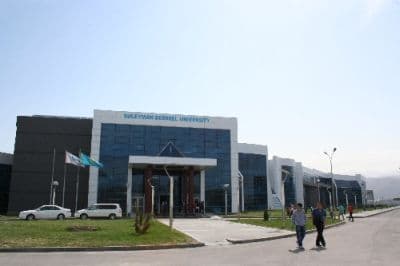 <div><font face="arial, helvetica, sans-serif" size="2">Ateşe &Ouml;zt&uuml;rk ise &ouml;zellikle tarım, gıda, inşaat malzemeleri, enerji, petrol ve doğalgaz alanlarında yatırım yapılabileceğini dile getirerek şu uyarıda bulundu: &rdquo;İş talepleri detaylı bir şekilde belirlenmeli. İyi bir araştırma yapılmalı. &Ouml;zellikle Rus&ccedil;a bilen bir terc&uuml;manları olması gerekiyor.&rdquo;</font></div><div><font face="arial, helvetica, sans-serif" size="2"><br /></font></div><div><font face="arial, helvetica, sans-serif" size="2">Konsolos Ayyıldız da ticari ve yatırım heyetlerinin iş ortamını kendi g&ouml;zleriyle g&ouml;rmeleri bakımından &ouml;nemli olduğunun altını &ccedil;izdi. SATSO Başkanı K&ouml;semusul ise, Kazakistan ile olan ticareti attırmayı istediklerini dile getirdi.</font></div><div><font face="arial, helvetica, sans-serif" size="2"><br /></font></div><div><font face="arial, helvetica, sans-serif" size="2">Sakarya Valisi Mustafa B&uuml;y&uuml;k de T&uuml;rkiye&rsquo;nin hızla geliştiğini, G&uuml;neydoğu b&ouml;lgesi sorununun &ccedil;&ouml;z&uuml;m yolunda ilerlediğinin altını &ccedil;izerek, &ldquo;İki &uuml;lkenin başarısı ve zenginliği i&ccedil;in hep birlikte &ccedil;alışmalıyız. Bu ama&ccedil;la biz g&uuml;&ccedil;l&uuml; bir ticari heyetle Kazakistan&rsquo;a geldik.&rdquo; şeklinde konuştu.&nbsp;</font></div><div><font face="arial, helvetica, sans-serif" size="2"><br /></font></div><div><font face="arial, helvetica, sans-serif" size="2">KATİAD Başkanı Zeki Bilge heyet onuruna bir yemek verdi. Yemekte Bilge Sakarya Valisi Mustafa B&uuml;y&uuml;k&rsquo;e g&uuml;n&uuml;n anısına bir hediye takdim etti.</font></div>
