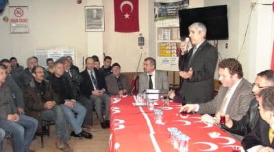 <div><font face="arial, helvetica, sans-serif" size="2">Kurtulan, &quot;&Ouml;zel teşebb&uuml;s&uuml;n a&ccedil;tığı 6-7 kafe ile &ouml;v&uuml;nen tek belediye başkanı olarak, o kafelerin olduğu b&ouml;lgeye hizmet g&ouml;t&uuml;rmeyi ne zaman d&uuml;ş&uuml;neceksin? Bu millet hem b&uuml;y&uuml;kşehir hem de &nbsp;Serdivan belediye başkanlarından 'hallederiz' lafını duymaktan bıktı. Artık 'hallederiz' demenizi değil 'hallettik' s&ouml;z&uuml;n&uuml; duymayı bekliyoruz. Sevgili Kemalpaşalılar iktidardakiler, kendilerinin alternatifinin, yani en kuvvetli rakiplerinin MHP yani bizim olduğumuz biliyorlar. Bu sebeple hep MHP ile yatıp kalkıyorlar&quot; dedi.&nbsp;</font></div>