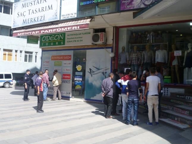 Hasmını bıçaklamak için yürüyüşe geldi!