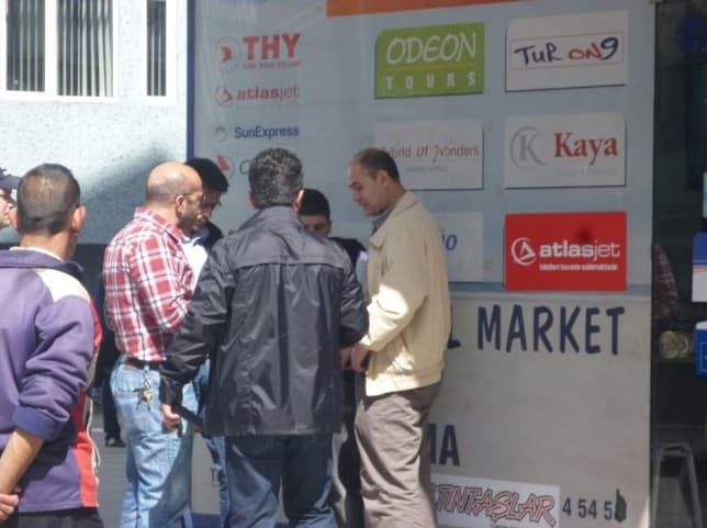 Hasmını bıçaklamak için yürüyüşe geldi!