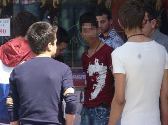 Hasmını bıçaklamak için yürüyüşe geldi!