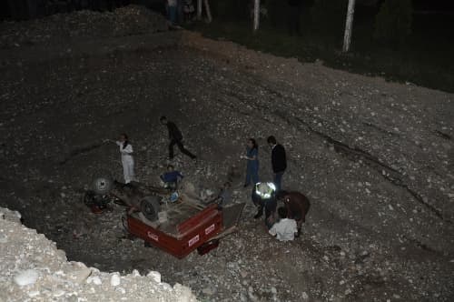 Tarım aracı çukura düştü!