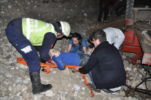Tarım aracı çukura düştü!