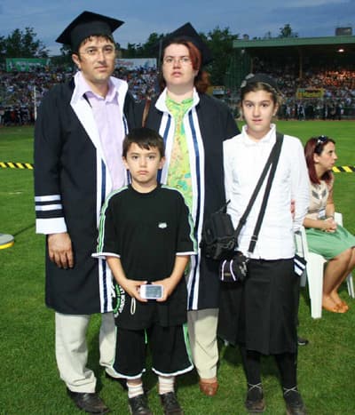 <p><font face="verdana,geneva" size="2">Eşinin tercihini yaparken ona s&uuml;rpriz olarak aynı b&ouml;l&uuml;m&uuml; kendisinin eklediğini anlatan Bektaşoğlu, &quot;Eşimle 15 yıldır hi&ccedil; ayrılmadık. Burda da ayrılmadık. Aynı b&ouml;l&uuml;m&uuml; okuma fikri benden &ccedil;ıktı. Eşimin b&ouml;yle bir d&uuml;ş&uuml;ncesi yoktu. Kendisi akşam okulu d&uuml;ş&uuml;n&uuml;yordu. Ona s&uuml;rpriz yaparak son tercih olarak ben eklemiştim. Tercihler a&ccedil;ıklanıpta sonu&ccedil; belgeleri geldiğinde &ccedil;ok g&uuml;zel bir s&uuml;rpriz oldu. Bilmeden oldu, ama g&uuml;zel oldu. Birlikte hi&ccedil; kalmadan &uuml;niversiteyi bitirdik.&quot; dedi. </font></p><p><font face="verdana,geneva" size="2">Bilgihan Bektaşoğlu ise herkesin isteyipte tadamadığı bir şeyi yaşadıklarını vurguladı. &Ccedil;ok zor olacak bir ihtimali ger&ccedil;ekleştirerek &uuml;niversitenin aynı b&ouml;l&uuml;m&uuml;nden eşiyle birlikte mezun olduklarını dile getiren Bektaşoğlu, ş&ouml;yle konuştu, &quot;İlk başta tercih sonu&ccedil;ları geldiğinde eşimle aynı b&ouml;l&uuml;mde okuyacağımızı g&ouml;r&uuml;nce şok oldum. İnanın &ccedil;ok şaşırdım. Numaralarımız bile peş peşe. Eşimle aile yaşantısına birlikte başladık. &Uuml;niversitede de birlikte m&uuml;cadele ettik. Mezun olmak hi&ccedil; kolay olmadı. 20 sene sonra yeniden eğitim g&ouml;rmek kolay bir şey değil. Eşimle zorlandığımız zamanlar oldu, ama zorlukları birlikte aştık. En b&uuml;y&uuml;k fedakarlığı eşim yaptı. Oğlumuz daha birinci sınıfa yeni başladı ve okuma yazmayı yeni &ouml;ğreniyor. Eşim hem onunla hemde kendi dersleriyle ilgilendi. Mezuniyet gecemize &ccedil;ocuklarımızıda getirdik. &Ccedil;ocuklarımıza belki ilerde &ouml;rnek olur diye d&uuml;ş&uuml;nd&uuml;k.Bu havayı tenef&uuml;s etsinler istedik.&quot;</font></p>