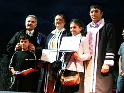 15 Yıllık Evli Çift Üniversiteden Birlikte Mezun Oldu