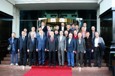 <font face="arial,helvetica,sans-serif" size="2"><strong>&quot;KATİAD: İŞADAMLARINA HER T&Uuml;RL&Uuml; DESTEĞİ VERMEYE HAZIRIZ&quot;</strong><br /><br />KATİAD  Başkanı Zeki Bilge ise Sakaryalı heyetin Almatı&rsquo;ya gelmeleri sebebiyle  b&uuml;y&uuml;k bir mutluluk duyduklarını kaydetti. Kendisinin 20 yıldan bu yana  Kazakistan&rsquo;da iş yaptığını anlatan Bilge, bu &uuml;lkenin T&uuml;rkiye ile &ccedil;ok iyi  ilişkileri olduğunun altını &ccedil;izdi. Orta Asya&rsquo;da T&uuml;rkiye ile siyasi ve  ticari olarak ilişkilerin en ili olduğu &uuml;lkenin başında Kazakistan  geldiğine işaret eden Bilge, &quot;T&uuml;rk işadamları bakımından yatırım i&ccedil;in en  doğru &uuml;lke Kazakistan. Benim T&uuml;rk işadamlarına tavsiyem en iyi  bildikleri işi yapmaları, ya da doğru ortağı bulmaları. Kazakistan&rsquo;da  yatırım konusunda Kazak devletinin &ccedil;ok ciddi teşvikleri var. İla&ccedil;  sekt&ouml;r&uuml;nde destek daha fazla. Hem de alım garantisi var.&quot; bilgisini  verdi.<br /><br />KATİAD&rsquo;ın, Kazakistan&rsquo;da yatırım yapmayı d&uuml;ş&uuml;nen  işadamlarına her zaman yardımcı olduğunu ve yol g&ouml;sterdiğini vurgulayan  Bilge, &quot;Dernek olarak işadamlarımızın yanındayız. Onlara kapımız a&ccedil;ık.  &Ouml;zellikle tarım, gıda, inşaat malzemeleri, enerji, petrol ve doğalgaz  alanları yatırıma a&ccedil;ık.&rdquo; şeklinde konuştu. </font>