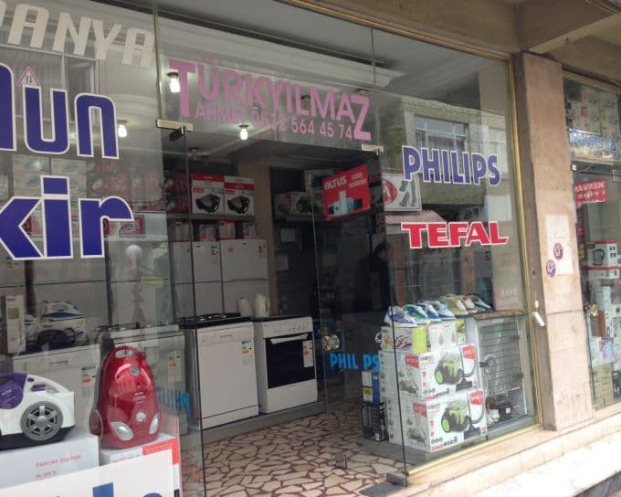 Uyanık mahalleli depoyu soyulmaktan kurtardı