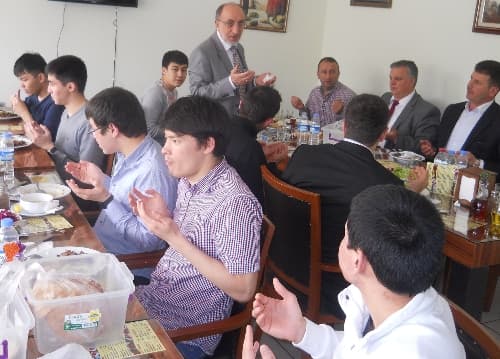 Türk okullarında okuyan Kazaklar'ı misafir ettiler