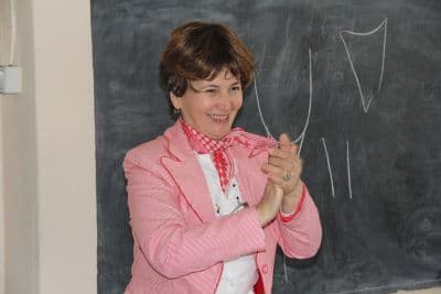 <font face="arial,helvetica,sans-serif" size="2">Kursiyerlerin  devlet desteğinden yararlanabileceğini kaydeden Canbasoğlu, &quot;Burada  &uuml;rettiğini &uuml;r&uuml;nleri neden satıp, kendi işinizin patronu olmayasınız.  Bunun &ccedil;ok &ouml;rnekleri var. Bizim kapımız sizlere her zaman a&ccedil;ık. Her  konuda yardıma hazırız. Bi&ccedil;ki dikiş kursiyerlerimiz Vergi Dairesinden  193 nolu vergiden muaftır yazısını alarak kurumumuza başvurabilir. Siz  21 g&uuml;n &ouml;deyeceksiniz devlet 9 g&uuml;n&uuml;. &Ouml;demediğiniz s&uuml;re zarfında da  herhangi bir bor&ccedil;lanma s&ouml;z konusu değil&quot; dedi.<br /><br />Canbasoğlu  konuşmasını şu şekilde tamamladı: &quot;Burada un var, şeker var, su var.  Geriye sadece helva yapmak kaldı. Şimdiye kadar helva yapan &ccedil;ıkmadı ama  inşallah buradan &ccedil;ıkacak&quot; dedi.<br /><br />T&uuml;rkiye&rsquo;de &ouml;zellikle tarım  alanında 4 milyon kadının sigortasız &ccedil;alıştığına dikkat &ccedil;eken  Canbasoğlu, kursiyerlere getirilen yeniliklerden bahsederken kursiyerler  de Canbasoğlu&rsquo;nu dikkatle dinlediler. Merak ettikleri konuları  Canbasoğlu&rsquo;na soran kursiyerlerden bazıları SGK Yetkililerince getirilen  formlardan doldurarak sigorta girişlerini yaptıracaklarını belirttiler.</font>