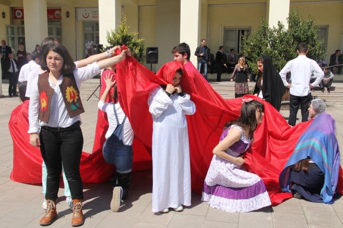 Kadına karşı şiddetin tiyatrosunu yaptılar