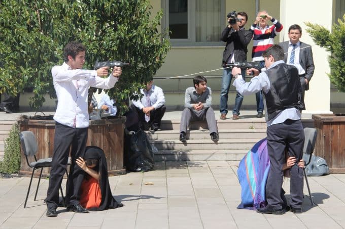 Kadına karşı şiddetin tiyatrosunu yaptılar