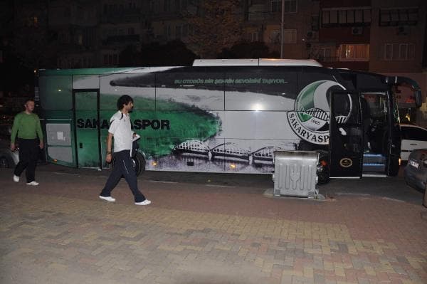 Sakaryaspor otobüsüne polis engeli