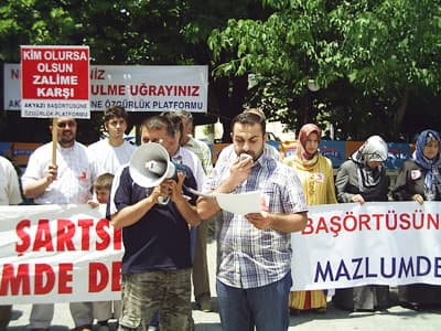 <font face="verdana,geneva" size="2">Bu operasyonlar aslında yasak&ccedil;ılar &uuml;zerinde yapılmalıydı. İ&ccedil;işleri ve Adalet Bakanlığı'nın keyfi sindirme operasyonlarına karşı gerekli hassasiyeti g&ouml;sterip mağduriyet yaşatılmamasını bekliyoruz. Buradan AK Parti iktidarına sesleniyoruz: Darbeci zihniyetlerin hazırladıkları yasaların adil olmadığını artık hissetmiş olmalısınız. Yapacağınız en hayırlı hizmet insan hak ve h&uuml;rriyetlerine hi&ccedil;bir kısıtlama getirmeyen yasaları 'Bu anayasa değişikliği de olabilir', bir an &ouml;nce hayata ge&ccedil;irmek olacaktır. &Uuml;zerinize serpilen k&uuml;l&uuml; silkeleyin, <font color="#cc0000">sizi y&uuml;zde 47 ile iktidara getiren halkın sesini duyun</font>. İnsan hak ve h&uuml;rriyetleri m&uuml;cadelemiz zul&uuml;mler bitene kadar devam edecektir&quot; diye konuştu. <br />Grup basın a&ccedil;ıklamasının ardından olaysız bir şekilde dağıldı.</font>