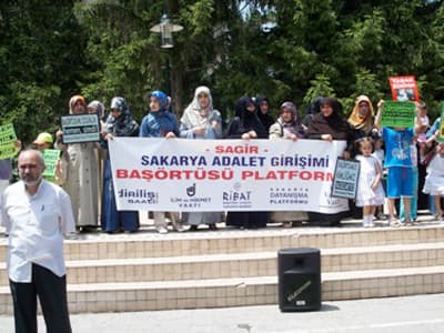 <p><font face="verdana,geneva" size="2">Tevhide ve adalete saldıran her sistem yok olup gitmeye mahk&ucirc;mdur. İktidar ve refah i&ccedil;inde şımaran egemenlerin &ccedil;abaları ancak bu t&uuml;keniş s&uuml;recini geciktirebilir ama asla engelleyemez. Nitekim T&uuml;rkiye&rsquo;de baş&ouml;rt&uuml;s&uuml;n&uuml; yasaklayanlar da ellerindeki t&uuml;m imk&acirc;nlara rağmen kaybettiklerini g&ouml;rmenin paniğine kapılmışlardır. Baş&ouml;rt&uuml;s&uuml;n&uuml; yasaklayarak dini sosyal ve siyasal hayattan uzaklaştırıp bireysel hayata sığdırabileceklerini zannedenler yanıldıklarını g&ouml;rm&uuml;şlerdir. Kışlalarda y&uuml;r&uuml;t&uuml;len toplum m&uuml;hendisliği projeleri tutmamıştır, bundan sonra da tutmayacaktır. B&uuml;rokratik elit istediği kadar gizli toplantılar d&uuml;zenlesin, y&uuml;ksek yargı koridorlarında kulis yapsın fark etmez! Tevhid ve adalet i&ccedil;in m&uuml;cadele edenler var olduk&ccedil;a, her Firavun i&ccedil;in bir Musa da elbette &ccedil;ıkacaktır!<br /><br />Kardeşlerimizin &ouml;zg&uuml;rl&uuml;kleri derhal iade edilmelidir Sakarya&rsquo;dan Van&rsquo;ın onurlu ve duyarlı insanlarına binlerce selam g&ouml;nderiyor, direnişlerinde kendileriyle sonuna kadar dayanışma i&ccedil;inde olduğumuzu bildirmekten şeref duyuyoruz.<br /><br /></font></p>