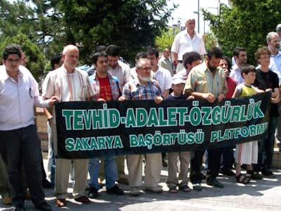 <font size="2"><font face="verdana,geneva">Basın a&ccedil;ıklamasında &ldquo;Tevhide ve adalete saldıran her sistem yok olup gitmeye mahk&ucirc;mdur. İktidar ve refah i&ccedil;inde şımaran egemenlerin &ccedil;abaları bu t&uuml;keniş s&uuml;recini engelleyemez. Nitekim T&uuml;rkiye&rsquo;de baş&ouml;rt&uuml;s&uuml;n&uuml; yasaklayanlar da ellerindeki t&uuml;m imk&acirc;nlara rağmen kaybettiklerini g&ouml;rmenin paniğine kapılmışlardır. Kışlalarda y&uuml;r&uuml;t&uuml;len toplum m&uuml;hendisliği projeleri tutmamıştır. B&uuml;rokratik elit istediği kadar gizli toplantılar d&uuml;zenlesin, y&uuml;ksek yargı koridorlarında kulis yapsın fark etmez! Tevhid ve adalet i&ccedil;in m&uuml;cadele edenler var olduk&ccedil;a, her Firavun i&ccedil;in bir Musa da elbette &ccedil;ıkacaktır! M&uuml;sl&uuml;manlar, imanlarını hayatla sınamaktan ve zulme karşı Hakk&rsquo;ın şahitliğini yapmaktan asla vazge&ccedil;meyecektir. Zalimler nasıl tek saf ise adalet ve erdemi kuşanan M&uuml;sl&uuml;manlar da m&uuml;cadele safında buluşacaktır.&rdquo; mesajları verildi. Sakarya Adalet Girişimi Baş&ouml;rt&uuml;s&uuml; Platformu olarak yapılan eylemde platform mensupları &ldquo;Baskılar bizi yıldıramaz&rdquo; &ldquo;Van&rsquo;a selam, direnişe devam&rdquo; ve &ldquo;Direne direne kazanacağız&rdquo; sloganları attılar.</font></font><font size="2"> <p><font face="verdana,geneva" size="2">Basın A&ccedil;ıklamasının Tam Metni<br /></font><font face="verdana,geneva" size="2">Hi&ccedil;bir baskı Baş&ouml;rt&uuml;s&uuml; İntifadası&rsquo;nı engelleyemeyecek</font></p><p><font face="verdana,geneva" size="2">Baş&ouml;rt&uuml;s&uuml; yasağının her alanı kuşattığı ve iyice azgınlaştığı bir d&ouml;nemden ge&ccedil;iyoruz. Yasak&ccedil;ıların hızını darbe anayasaları dahi kesemiyor. Kışladan alınan emirlerle hareket eden b&uuml;rokratik elitler hi&ccedil;bir hak ve hukuku tanımıyor. İnan&ccedil;larımız, değerlerimiz ve kimliklerimiz yok sayılıyor. Halk &uuml;zerinde baskı ve şiddetle kurdukları d&uuml;zenin &ccedil;&ouml;k&uuml;ş d&ouml;nemine girdiğini g&ouml;renlerin yakalandığı bu &ccedil;ılgınlık haline karşı derhal tavır alınmalıdır. </font></p></font><p><font face="verdana,geneva" size="2"></font></p>