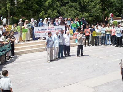 <p><font face="verdana,geneva" size="2">Peş peşe ortaya &ccedil;ıkan ger&ccedil;ekler sistemin nasıl bir panik havasına kapıldığını g&ouml;stermektedir: 28 Şubat&rsquo;ı bin yıl yaşayacağı yalanına inanmış g&ouml;r&uuml;nen Cumhuriyet &Ccedil;alışma Grubu, M&uuml;sl&uuml;manlara karşı gayri nizami bir harp y&uuml;r&uuml;tmeye &ccedil;abalamaktaymış. Bazı &uuml;niversite rekt&ouml;rleri bu m&uuml;cadelede sonuna kadar yer alacaklarmış. Halka karşı &ouml;rg&uuml;tlenen bu grup, baş&ouml;rt&uuml;s&uuml; yasak&ccedil;ılarının karnelerine iyi not vermekteymiş. <br /><br />Diğer yandan baş&ouml;rt&uuml;s&uuml; değişikliği ve AKP&rsquo;yi kapatma davaları &ouml;ncesi Anayasa Mahkemesi Başkanvekili Osman Paks&uuml;t Orgeneral İlker Başbuğ ile gizli bir g&ouml;r&uuml;şme yapmış. Anayasa Mahkemesi de baş&ouml;rt&uuml;s&uuml;n&uuml; yasaklayarak, baş&ouml;rt&uuml;s&uuml;n&uuml;n vereceği zararları(!) &ouml;nlemiş. Bu arada d&ouml;rt bir tarafımız denizlerden &ouml;nce cephanelik evlerle &ccedil;evriliymiş! İstihbarat&ccedil;ı papazlar misyonerlik yapmaktaymış! &Ccedil;ok a&ccedil;ık ki; bu tuzakları kuranların tek kaygıları kendi &ccedil;ıkarlarıdır. Halk ezilmiş, yoksullaşmış, yok sayılmış&hellip; Umurlarında değildir. Onlar ne Tuzla da &ouml;len canları g&ouml;r&uuml;r, ne de işkenceden &ouml;lenleri! Onlar Irak&rsquo;ta, Filistin&rsquo;de, &Ccedil;e&ccedil;enistan&rsquo;da, Afrika&rsquo;da, Uzak doğuda M&uuml;sl&uuml;man kardeşlerimizi acımasızca katledenlerle aynı zihniyeti paylaşmaktadır! Ve bu k&ouml;hne zihniyet elbette yitip gidecektir. Zul&uuml;mle ab&acirc;d olacaklarını zannedenler, ş&uuml;phesiz b&uuml;y&uuml;k bir yanılgı i&ccedil;indedir. Kendilerini y&uuml;ksek g&ouml;renler, asıl y&uuml;ksek mahkemenin Din G&uuml;n&uuml; vereceği kararı iyi d&uuml;ş&uuml;nmelidir! </font></p><p><font face="verdana,geneva" size="2"></font></p>