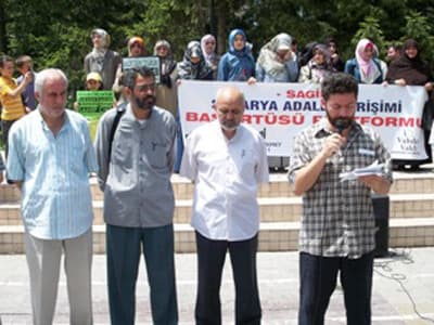 <p><font face="verdana,geneva" size="2">B&uuml;rokratik elitin bu topluma din olarak bi&ccedil;tiği g&ouml;mlek dikiş tutmamıştır. Nasıl ki Atat&uuml;rk&ccedil;&uuml; D&uuml;ş&uuml;nce Sistemi ya da Kemalizm adıyla kutsanan resmi ideolojiyi iktidarlarına kalkan yapanların &ldquo;Ya sev, ya terk et&rdquo; feryatları bug&uuml;ne kadar beyhude &ccedil;ıkmışsa, kardeşlerimiz Kevser &Ccedil;akır ve Nuray Canan Bezirgan&rsquo;a karşı y&uuml;r&uuml;t&uuml;len lin&ccedil; kampanyası da beyhude &ccedil;ıkacaktır. Din haline getirilen Kemalizm&rsquo;e kamuoyu &ouml;n&uuml;nde iman etmeye zorladıkları, orta&ccedil;ağ engizisyonları gibi seveceksin, iman edeceksin diye itip kakmaya kalkıştıkları kardeşlerimize, d&uuml;r&uuml;st tavırları karşısında a&ccedil;ılan soruşturma, ger&ccedil;eklerin &uuml;st&uuml;n&uuml; &ouml;rtemeyecektir. Aynı şekilde baş&ouml;rt&uuml;s&uuml; yasağını eleştirdiği i&ccedil;in Vakit Gazetesi yazarları Abdurrahman Dilipak, Hasan Karakaya ve İhsan Karahasanoğlu hakkında soruşturma a&ccedil;ılması da, haksızlıklara karşı tepki g&ouml;sterenleri susturamayacaktır.</font></p><p><font face="verdana,geneva" size="2">Bu vesile ile şunu da belirtelim ki; M&uuml;sl&uuml;man halkımızdan beslenen ama ne zaman M&uuml;sl&uuml;manlara y&ouml;nelik bir lin&ccedil; kampanyası başlatılsa hemen egemenlerin yanında saf tutan, kraldan &ccedil;ok kralcıları da, &ldquo;Allah ile aldatan&rdquo; hokkabazları da &ccedil;ok iyi biliyoruz ve unutmayacağız. </font></p><p><font face="verdana,geneva" size="2"></font></p>