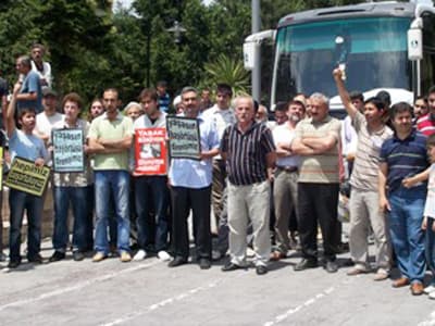 <p><font face="verdana,geneva" size="2">M&uuml;sl&uuml;manlara y&ouml;nelik uygulanan baskı ve zul&uuml;m politikasının son &ouml;rneği Perşembe g&uuml;n&uuml; Van&rsquo;daki baş&ouml;rt&uuml;s&uuml; direniş&ccedil;ilerine yapılan hukuksuz muameledir. Yasak&ccedil;ı rekt&ouml;re karşı onurlu bir m&uuml;cadele sergileyen kardeşlerimiz, gece yarısı operasyonlarıyla g&ouml;zaltına alınmıştır. Baskınların tek amacı ilkeli ve kararlı bir şekilde y&uuml;kselen Baş&ouml;rt&uuml;s&uuml; İntifadası&rsquo;nın &ouml;n&uuml;ne ge&ccedil;ebilmektir. Van Hak ve &Ouml;zg&uuml;rl&uuml;kler Platformu &uuml;yelerine karşı y&uuml;r&uuml;t&uuml;len bu sindirme operasyonunu şiddetle kınıyoruz. Daha &ouml;ncede Van&rsquo;da M&uuml;sl&uuml;manlara y&ouml;nelik sudan bahanelerle g&ouml;zaltılar yapılmış, hatta savunma i&ccedil;in gelen bir avukatta emniyette darp edilmişti. Bu d&uuml;şmanca tutumunu ısrarla devam ettirmesine rağmen Van Emniyet M&uuml;d&uuml;r&uuml;&rsquo;n&uuml;n nasıl halen g&ouml;revde kalabildiğini de İ&ccedil;işleri Bakanı&rsquo;na sormak istiyoruz.</font></p><p><font face="verdana,geneva" size="2">Yaşanan son s&uuml;re&ccedil;, resmi ideoloji muhafızlarının yaşadıkları trajediyi daha &ccedil;ok baskı ve daha &ccedil;ok yasakla aşmaya &ccedil;alışacaklarını g&ouml;steriyor. İyi bilinmelidir ki; hi&ccedil;bir hak ve hukukun olmadığı, t&uuml;m değerlerin &ccedil;iğnendiği ve her t&uuml;rl&uuml; kirli oyuna başvurulduğu bu hesap amacına ulaşamayacaktır. M&uuml;sl&uuml;manlar, imanlarını hayatla sınamaktan ve zulme karşı Hakk&rsquo;ın şahitliğini yapmaktan asla vazge&ccedil;meyecektir. Zalimler nasıl tek saf ise adalet ve erdemi kuşanan M&uuml;sl&uuml;manlar da m&uuml;cadele safında buluşacaktır. </font></p><p><font face="verdana,geneva" size="2">Bu umudun g&uuml;zel bir &ouml;rneği olmak &uuml;zere Sakarya Baş&ouml;rt&uuml;s&uuml; Platformu&rsquo;nun, bundan sonraki m&uuml;cadelesini Sakarya Adalet Girişimi ile birlikte y&uuml;r&uuml;teceğini kamuoyuna duyurmak istiyoruz. Yeni ismiyle &ldquo;Sakarya Adalet Girişimi Baş&ouml;rt&uuml;s&uuml; Platformu&rdquo;, bug&uuml;ne kadar olduğu gibi, vahyin mesajını ilke ve değerlerinden taviz vermeden hayata taşımaya devam edecektir. T&uuml;rkiye ve d&uuml;nyada yaşanan gelişmelere kayıtsız kalmayacak, k&uuml;resel zulme karşı y&uuml;r&uuml;t&uuml;len K&uuml;resel İntifada&rsquo;ya, Sakarya&rsquo;dan y&uuml;kselen Baş&ouml;rt&uuml;s&uuml; İntifadası ile destek olacaktır. Sakarya&rsquo;nın ve T&uuml;rkiye&rsquo;nin t&uuml;m duyarlı insanlarını, mazlumların yanında yer almaya, zalimlere karşı verdiğimiz kesintisiz bir tevhid, adalet ve &ouml;zg&uuml;rl&uuml;k m&uuml;cadelesinde buluşmaya davet ediyoruz. </font></p><p><font face="verdana,geneva" size="2">Zulm&uuml;n karanlığına karşı vahyin aydınlığında buluşanlara selam olsun!<br /></font><font face="verdana,geneva" size="2">Yalnız Allah i&ccedil;in yaşayıp, O&rsquo;nun i&ccedil;in direnenlere selam olsun!<br /></font><font face="verdana,geneva" size="2">Resullerin &ouml;rnekliğini meydanlara taşıyanlara selam olsun!<br /></font><font face="verdana,geneva" size="2">Baş&ouml;rt&uuml;s&uuml; m&uuml;cadelesi verenlere binlerce selam olsun!</font></p>