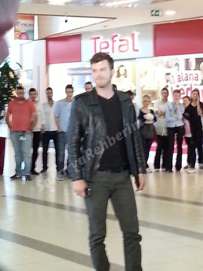 Kıvanç Tatlıtuğ Adapazarı'ndaydı
