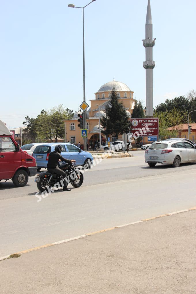 Kıvanç Tatlıtuğ Adapazarı'ndaydı