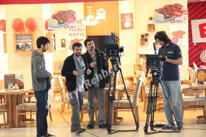 Kıvanç Tatlıtuğ Adapazarı'ndaydı