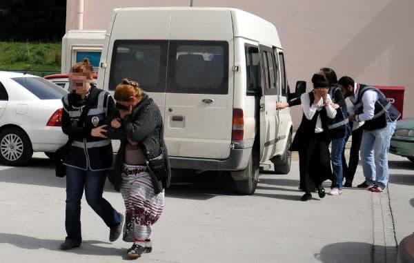 Bohçacı gibi dolaşıp, gençlere esrar sattılar