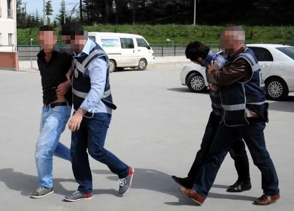 Bohçacı gibi dolaşıp, gençlere esrar sattılar