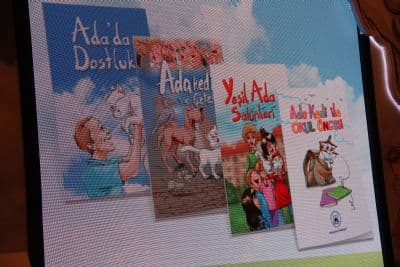 <div><font face="arial, helvetica, sans-serif" size="2">Programın a&ccedil;ılış konuşmasını yapan Adapazarı Belediye Başkanı S&uuml;leyman Dişli, belediye olarak Ka&ccedil;ak İnşaat yıkımları i&ccedil;in, temizlik işleri i&ccedil;in, tahrip edilen yolların bakımı ile park ve bah&ccedil;elerin bakım ve onarımları i&ccedil;in 2012 yılında 2 milyon 324 bin 913 TL&rsquo;nin tasarruf edilebileceğini bunun da eğitimden ge&ccedil;tiğini s&ouml;yledi. Kendisinin k&uuml;&ccedil;&uuml;k bir &ouml;ğrenci iken &ouml;ğretmeninin s&ouml;ylediği bir s&ouml;z&uuml; hala hatırladığını anlatan Başkan Dişli, proje ile k&uuml;&ccedil;&uuml;k yaşta &ccedil;ocuklara kentlilik ve &ccedil;evre bilincinin aşılanacağını bunda da en &ouml;nemli unsurun &ouml;ğretmenler olduğunu s&ouml;yledi.</font></div><div><font face="arial, helvetica, sans-serif" size="2"><br /></font></div><div><font face="arial, helvetica, sans-serif" size="2">Adapazarı İl&ccedil;e Milli Eğitim M&uuml;d&uuml;r&uuml; Ziya Cevherli ise gerek Adapazarı Belediyesi&rsquo;nin gerekse Sakarya B&uuml;y&uuml;kşehir Belediyesinin her sıkıştıklarında kendilerine yardımı esirgemediklerini anlatarak bu &ouml;nemli projede &uuml;zerlerine d&uuml;şeni yapacaklarını s&ouml;yledi.</font></div>