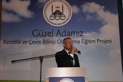 <div><font face="arial, helvetica, sans-serif" size="2">Prof. Dr. Kemal Sayar ise Modern D&uuml;nya, Şehirleşme ve ruh sağlığı &uuml;zerine katılımcılara bir sunum yaptı. Prof. Dr. Kemal Sayar, insan psikolojisinin şehirleşme ile g&uuml;n ge&ccedil;tik&ccedil;e yıprandığının altını &ccedil;izerek, Adapazarı Belediyesi&rsquo;nin geleceğe d&ouml;n&uuml;k bir yatırımı olan projenin memnuniyet verici olduğunu ve bunun meyvelerini bir sonraki nesilde toplanacağını kaydetti.</font></div><div><font face="arial, helvetica, sans-serif" size="2"><br /></font></div><div><font face="arial, helvetica, sans-serif" size="2">Projenin mimarlarından biri olan Melike G&uuml;nd&uuml;z ise projeyi tanıttı.</font></div><div><font face="arial, helvetica, sans-serif" size="2"><br /></font></div><div><font face="arial, helvetica, sans-serif" size="2">G&uuml;zel Ada projesinde 4 farklı kitap hazırlandığını anlatan G&uuml;nd&uuml;z, bu kitapların yeni eğitim m&uuml;fredatına uygun olarak hazırlandığını s&ouml;yledi. Ada Kedi ve &Ccedil;etesi, Yeşil Ada Sakinleri, Ada&rsquo;da dostluk ve Ada Kedi ile Okul &Ouml;ncesi isimli 4 kitap Adapazarı il&ccedil;esinde eğitim g&ouml;ren &ouml;ğrencilere dağıtılacak. Projede &ouml;ğretmenler de &ouml;ğrencilere kentlilik ve &ccedil;evre bilincini aşılayacak.</font></div>