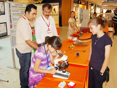 <p><font face="verdana,geneva" size="2">BİR YILDA &Ouml;ĞRENDİLER<br />Sakarya Bilim ve Sanat Merkezi M&uuml;d&uuml;r&uuml; Sıtkı Dilma&ccedil;, Ada AVM&rsquo;de a&ccedil;tıkları standın; &ouml;ğrencilerinin 2007-2008 Eğitim &Ouml;ğretim Yılı&rsquo;nda &ouml;ğrendikleri hem sanatsal, hem de bilimsel &ccedil;alışmalardan oluştuğunu s&ouml;yledi. Dilma&ccedil; ayrıca standa ayrıca; <font color="#cc0000">&ldquo;Bu Benim Eserim&rdquo;</font> adlı d&ouml;rt ayrı &ccedil;alışmadan oluşan ve kendilerine &ouml;d&uuml;l getiren projelerinde sergilendiğini de s&ouml;zlerine ekledi. &Ouml;ğrencilerinin &ouml;d&uuml;l aldığı projeleri ise ş&ouml;yle: <font color="#cc0000">&ldquo;Durmayan Tren, Arkeolog S&uuml;p&uuml;rgesi, Geri D&ouml;n&uuml;ş&uuml;m Matik ve Simetrik Noktalar&rdquo; </font></font></p><p><font face="verdana,geneva" size="2">İLGİN&Ccedil; &Ccedil;ALIŞMALAR<br />Sakarya Bilim ve Sanat Merkezi M&uuml;d&uuml;r&uuml; Sıtkı Dilma&ccedil;, Ada AVM&rsquo;de &ouml;ğrencilerinin sergileri ile Fen ve Teknoloji Kul&uuml;b&uuml;n&uuml;n hazırladığı &ccedil;alışmaları ş&ouml;yle sıraladı; &ldquo;Kara ve &Uuml;&ccedil;gen Piramit. (a+b)3 a&ccedil;ılımı ve (a+b+c)3 a&ccedil;ılımını k&uuml;plerle yapma. Simetri tahtası. Tangramlar. &Uuml;&ccedil;genin a&ccedil; a&ccedil;ılarının toplamının 180 derece ispatı. &Uuml;&ccedil;genin alanının değişmezliği. Elips &ccedil;izimi. Aynalar ile sonsuz g&ouml;r&uuml;nt&uuml; ve aynalar ile &ccedil;okgenlerin oluşumu. Handi Kuleleri. Napier&rsquo;in kemikleri ile &ccedil;arpma. &Ccedil;izgili tahta ile alan. Pisagor teo ispatı.</font></p>