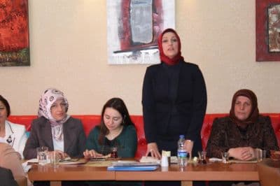 <font face="arial,helvetica,sans-serif" size="2">Serdivan Belediye  Başkanı Yusuf Alemdar, yaklaşan yerel se&ccedil;imler ile ilgili  değerlendirmelerde bulunurken, hem yerel hem de genel se&ccedil;imlerde  kadınların ve dolayısıyla kadın kollarının &ccedil;alışmalarının &ouml;nemine  değindi. Başkan Alemdar, &ldquo;Erkeklerin &ccedil;alamadıkları kapıları kadınlar  &ccedil;alar&rdquo; diyerek, kadınların hem sosyal ilişkiler hem de teşkilat  ilişkileri noktasında kıymetinin altını &ccedil;izdi. Ardından konuşma yapan AK  Parti Serdivan İl&ccedil;e Başkanı Osman &Ccedil;elik ise, il&ccedil;e teşkilatı olarak  kadın kolları ile olan uyumlu ilişkilerinden s&ouml;z ederek, il&ccedil;e  genelindeki kadınların enerjilerinden ve gayretli &ccedil;alışmalarından dolayı  tebrik etti.<br /><br /></font>