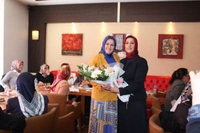 <font face="arial,helvetica,sans-serif" size="2">Toplantının yerel ve ulusal g&uuml;ndem ile ilgili  değerlendirme b&ouml;l&uuml;m&uuml;nde konuşan İl Kadın Kolları Başkanı Ebru Kavasoğlu  ise, yaklaşan yerel se&ccedil;imlerle ilgili olarak, kadın teşkilatlarında  yapılması &ouml;ng&ouml;r&uuml;len &ccedil;alışmalarla ilgili il&ccedil;eleri bilgilendirdi. İl&ccedil;e  Kadın Kolları teşkilatlarının, il&ccedil;elerinde yaptıkları faaliyetler ve &uuml;ye  &ccedil;alışmaları baz alınarak yapılan aylık değerlendirme raporlarında ise  Erenler il&ccedil;esi birinci oldu.<br /><br />AK Parti Sakarya İl Kadın Kolları  Başkanı Ebru Kavasoğlu, Erenler İl&ccedil;e Kadın Kolları Başkanı Nagihan  &Ccedil;olakoğlu ve ekibini tebrik ederek &ccedil;i&ccedil;ek takdim etti.</font>