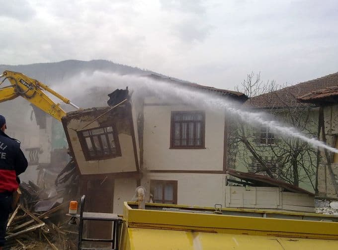 Sapanca'daki orta hasarlı binalar yıkılıyor