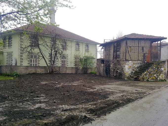Sapanca'daki orta hasarlı binalar yıkılıyor