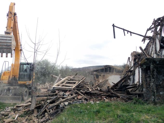 Sapanca'daki orta hasarlı binalar yıkılıyor
