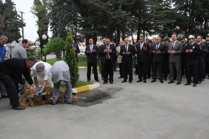 Önce kurban kestiler, sonra kan verdiler