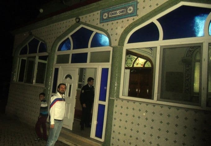 Namaz kılınırken camiyi kurşunladılar