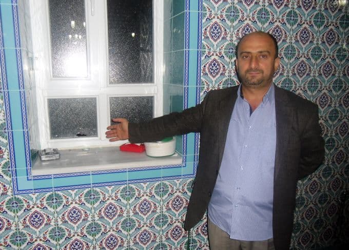 Namaz kılınırken camiyi kurşunladılar