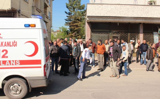 U dönüşü yapmak isteyen otomobil motosiklete çarptı
