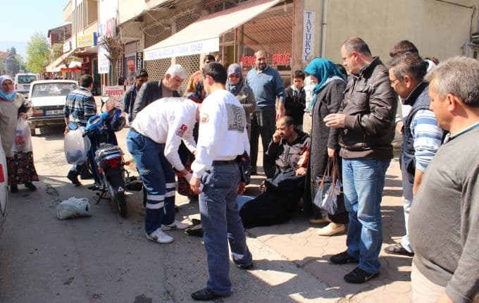 U dönüşü yapmak isteyen otomobil motosiklete çarptı